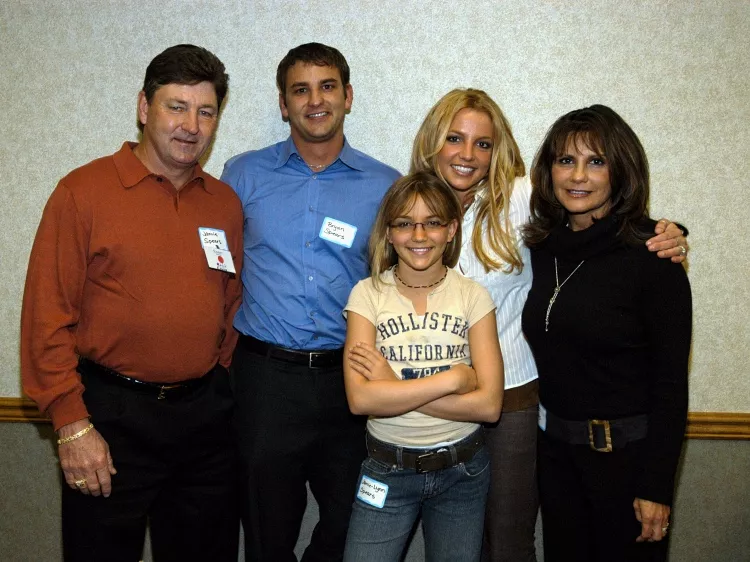 Бритни Спирс с сестрой Джейми, матерью Линн, отцом Джеймсом (крайний справа) и братом Брайном,&nbsp;нулевые годы