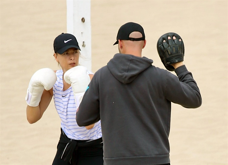 На спорте и в полной боевой готовности: Мария Шарапова тренируется на пляже