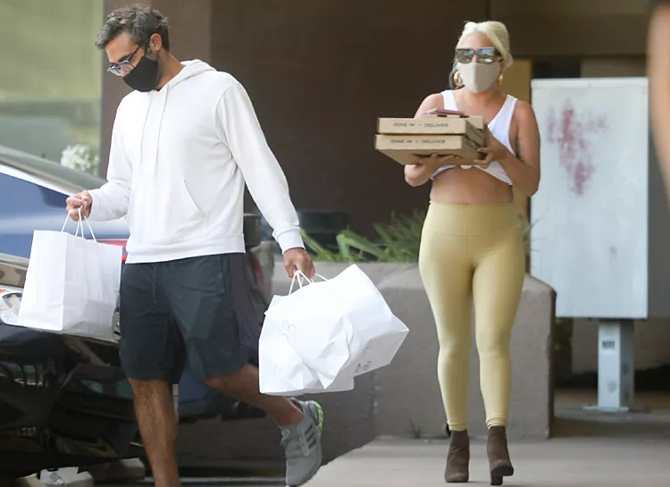 Назло бодишеймерам: Леди Гага закупилась пиццей во время шопинга со своим бойфрендом Майклом Полански