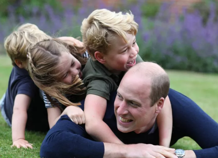 С днем рождения, принц Уильям: Кейт Миддлтон представила новые фото своего мужа с детьми