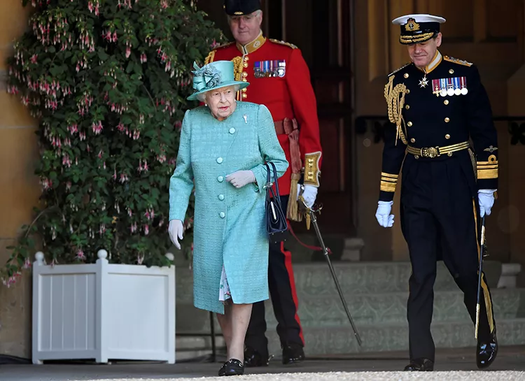 Дистанция и никаких зевак: в Лондоне состоялся парад Trooping the Colour в честь дня рождения Елизаветы II