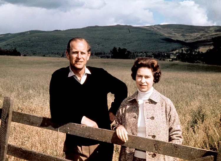 Как Кейт Миддлтон, Елизавета II и другие члены королевской семьи поздравили принца Филиппа с 99-летием