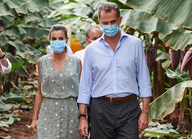 Король Филипп и королева Летиция на Канарских островах: как выглядит первый официальный тур монархов после пандемии