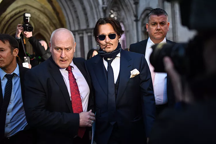 Джонни Депп выходит из здания суда, Лондон, 26 февраля 2020 года