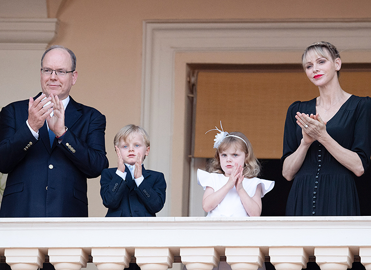 Князь Альбер и княгиня Шарлен с детьми на праздновании Дня святого Иоанна в Монако