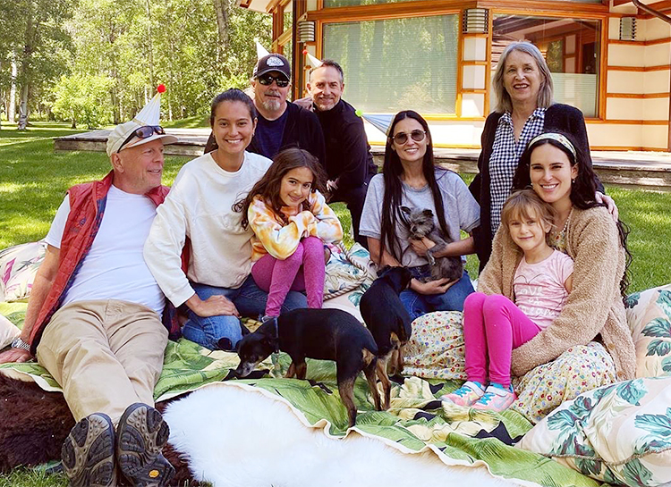Пикник на природе и хайкинг: жена Брюса Уиллиса отметила день рождения с Деми Мур и ее дочерьми