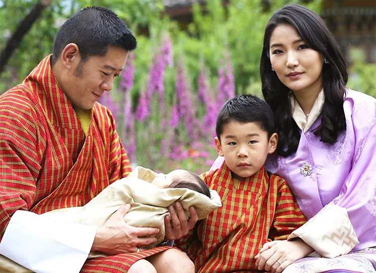 Король и королева Бутана поделились семейной фотосессией с новорожденным сыном