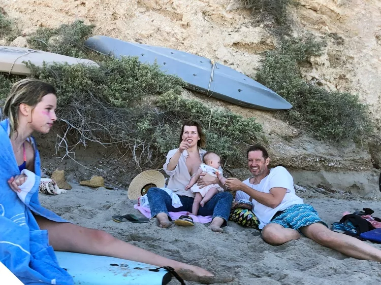 12-летняя Эва (слева), Милла с маленькой Ошин и Пол на пляже в Малибу