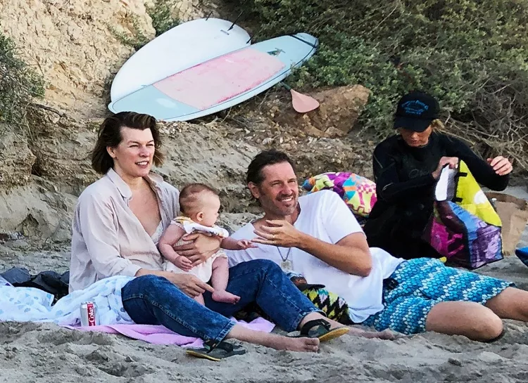 Семейный выход: Милла Йовович с мужем, дочерьми Эвер и Ошин на пляже в Малибу