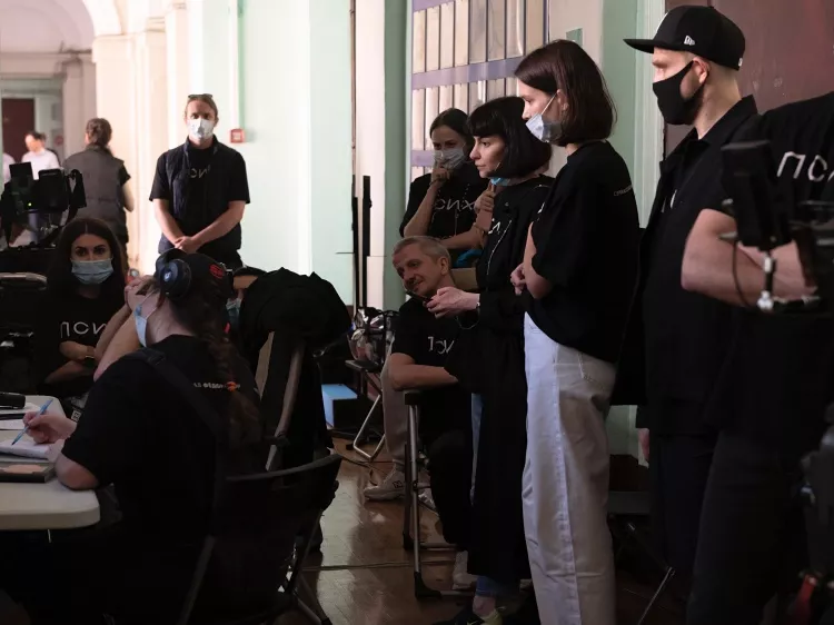 Паулина Андреева (в центре) и съемочная группа