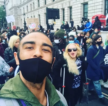 Мадонна с поклонником на митинге в Лондоне