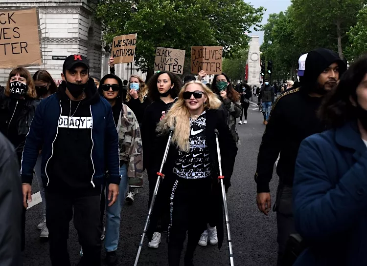 Всем преградам вопреки: Мадонна посетила протесты в Лондоне на костылях
