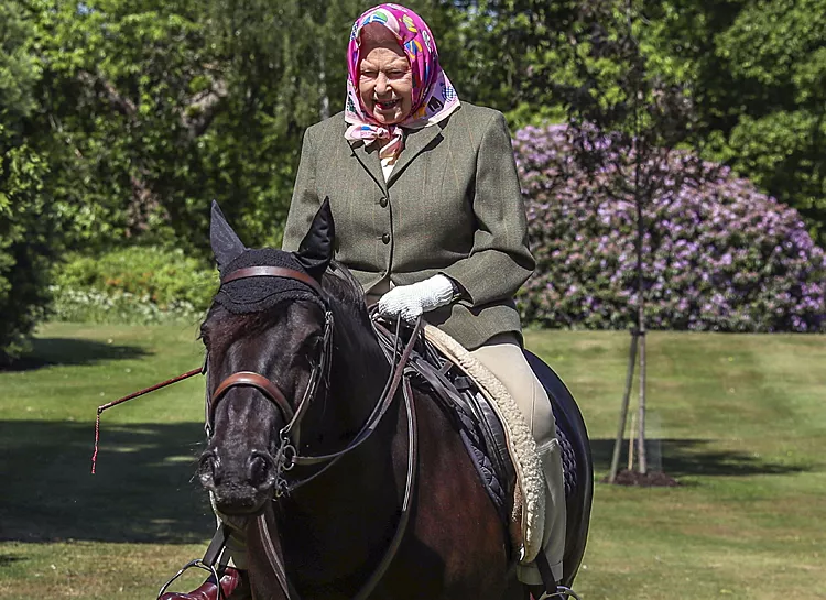 Впервые за время карантина: королева Елизавета II совершила прогулку верхом на пони