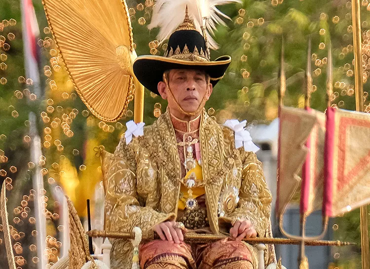 Дворец наслаждений и велопрогулки с гаремом: новые подробности роскошного карантина короля Таиланда