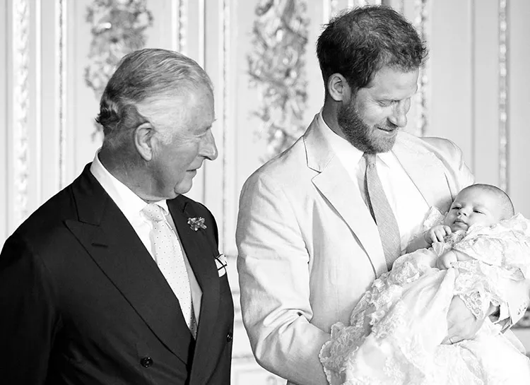 Как Кейт Миддлтон, Елизавета II и другие члены королевской семьи поздравили сына Меган Маркл и принца Гарри с днем рождения
