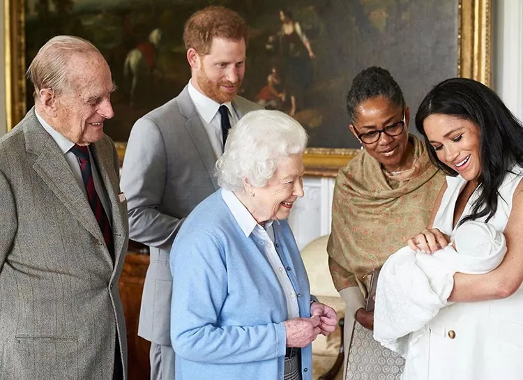 Королева Елизавета II поделилась своими впечатлениями от последней встречи с правнуком Арчи