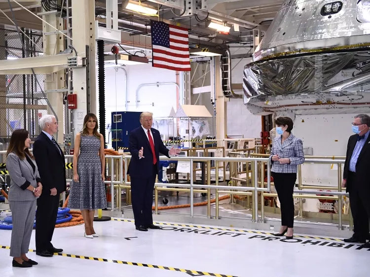 Дональд и Мелания Трамп во время экскурсии по Космическому центру Кеннеди