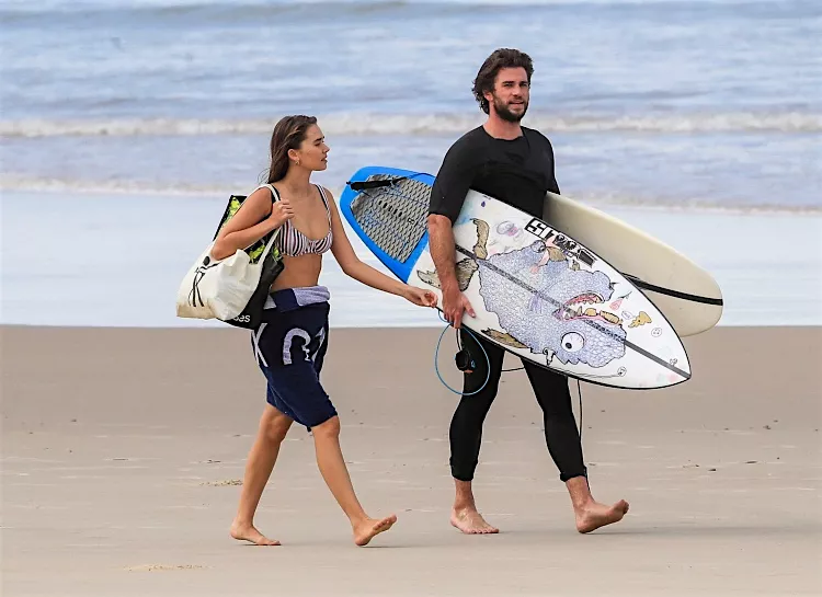 Водные процедуры: Лиам Хемсворт проводит время на пляже с девушкой Габриэллой Брукс и братом Крисом
