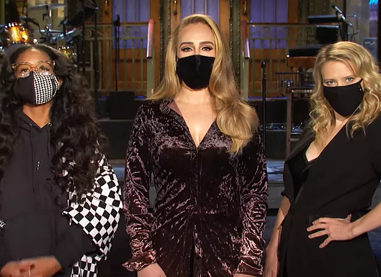 Адель продемонстрировала стройную фигуру в промо-ролике шоу Saturday Night Live
