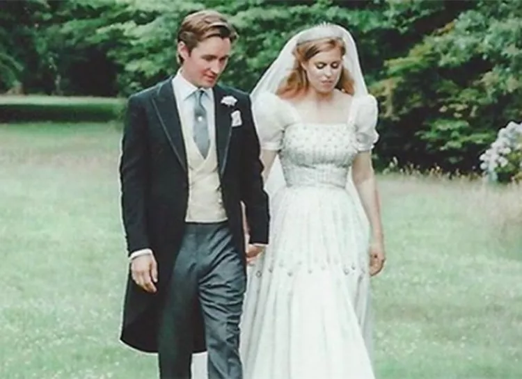 Сара Фергюсон поделилась тремя новыми снимками со свадьбы принцессы Беатрис