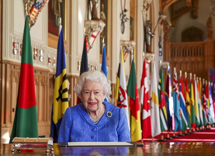Королева Елизавета II разослала подданным открытки с изображением принца Филиппа