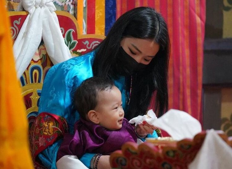 Король и королева Бутана с сыновьями съездили в тур по деревням страны