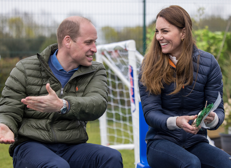 Кейт Миддлтон и принц Уильям посмеялись над своей неумелой игрой в гольф: видео дня