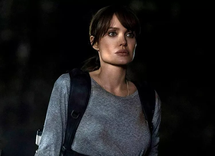 Анджелина Джоли борется с лесными пожарами в новом фильме: первые кадры