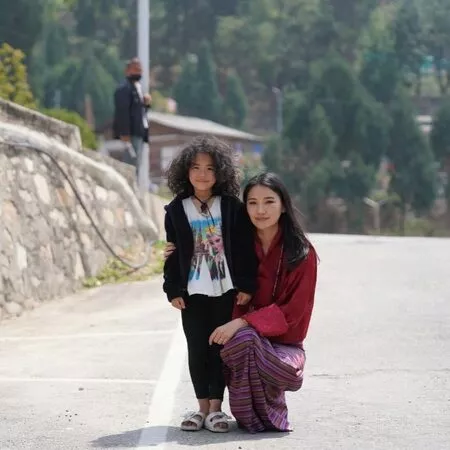 Королева Бутана Джецун с местной жительницей