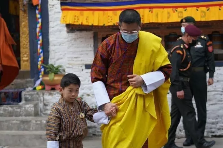 Король Бутана со старшим сыном