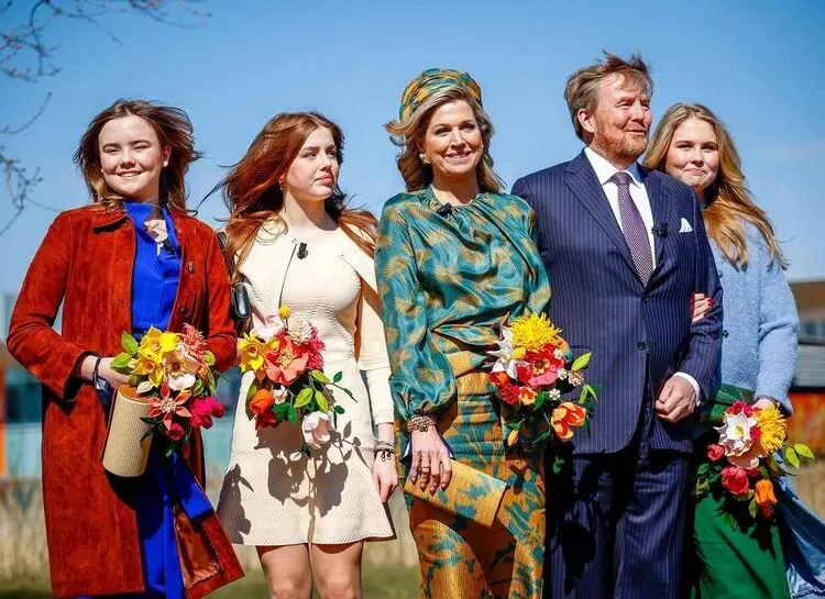 Аттракционы и электрокары в прямом эфире: король Нидерландов Виллем-Александр необычно отметил день рождения с женой и дочерьми