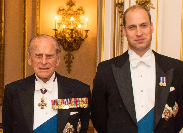 Принц Уильям опубликовал пост в память о принце Филиппе и его редкое фото с принцем Джорджем