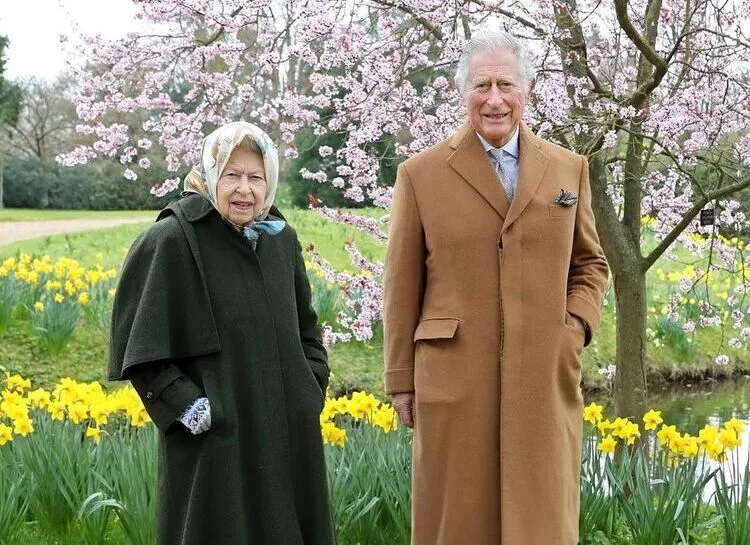 Прогулка по бывшей резиденции Меган и Гарри: опубликованы новые портреты Елизаветы II и принца Чарльза к Пасхе