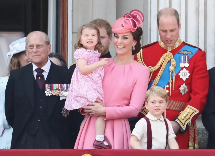 Кейт Миддлтон и принц Уильям опубликовали новые семейные портреты с принцем Филиппом и его правнуками