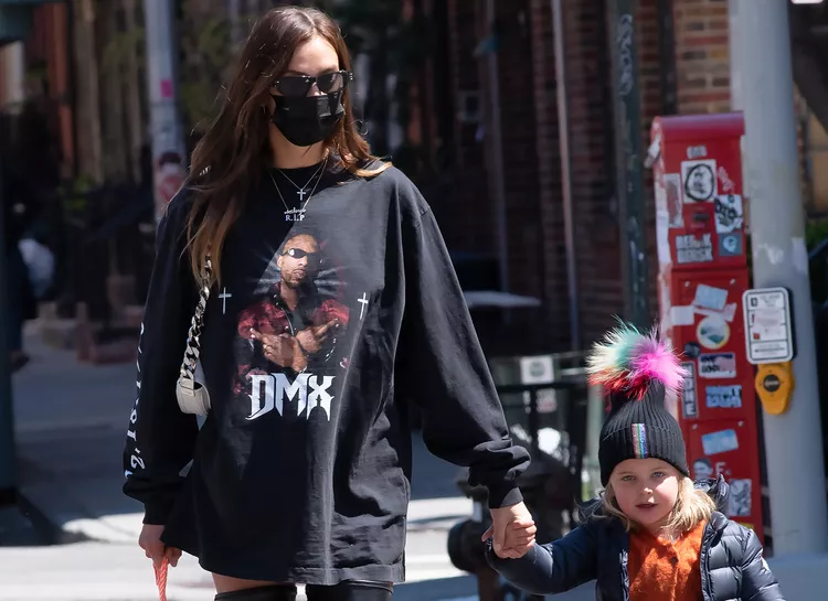 В память о рэпере DMX: Ирина Шейк в футболке со смыслом и Лея на прогулке в Нью-Йорке