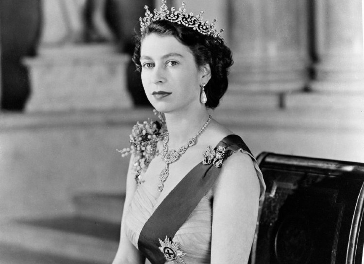 Сломанная тиара и жемчуг из США: неизвестные факты о свадебном наряде королевы Елизаветы II