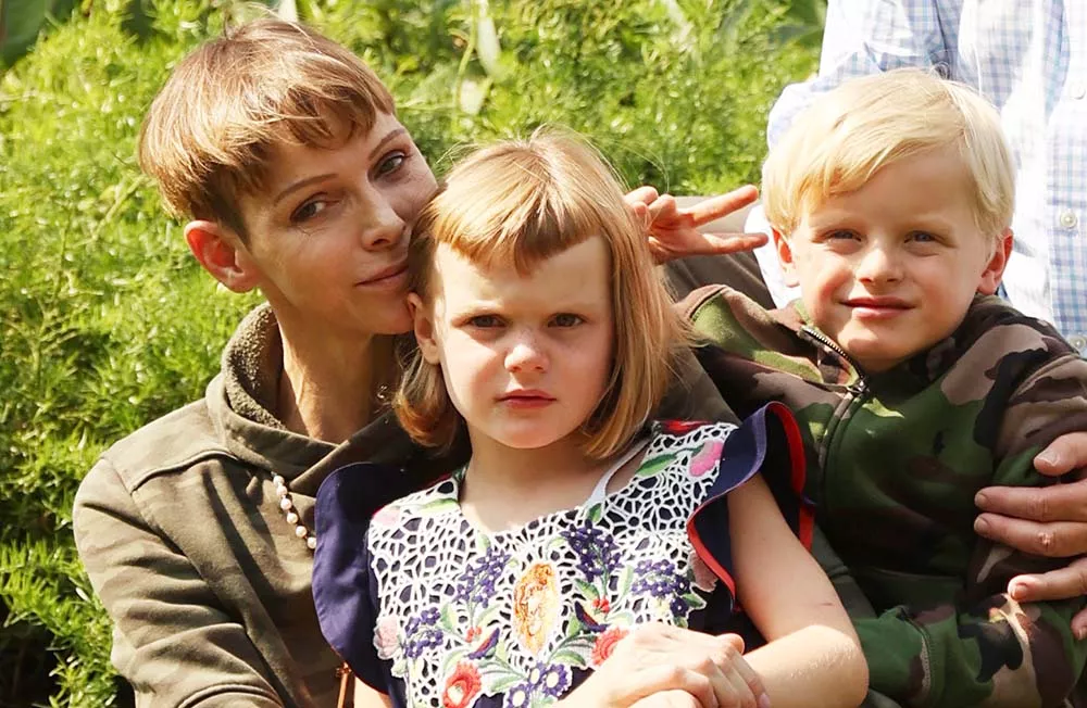 Княгиня Монако Шарлен снова воссоединилась с мужем и детьми после ее очередной операции