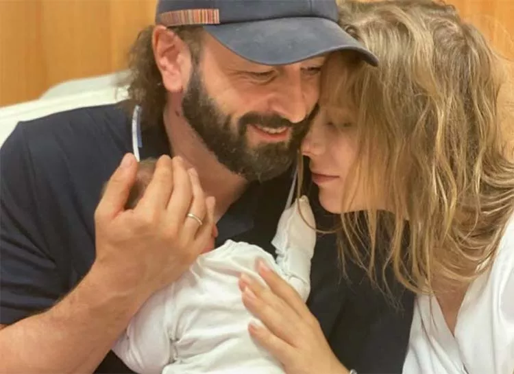 Лиза Арзамасова и Илья Авербух стали родителями и опубликовали первое фото с ребенком