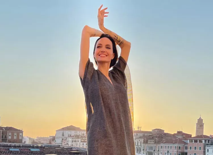 Босиком по крышам: Анджелина Джоли отдыхает в Венеции с детьми и друзьями