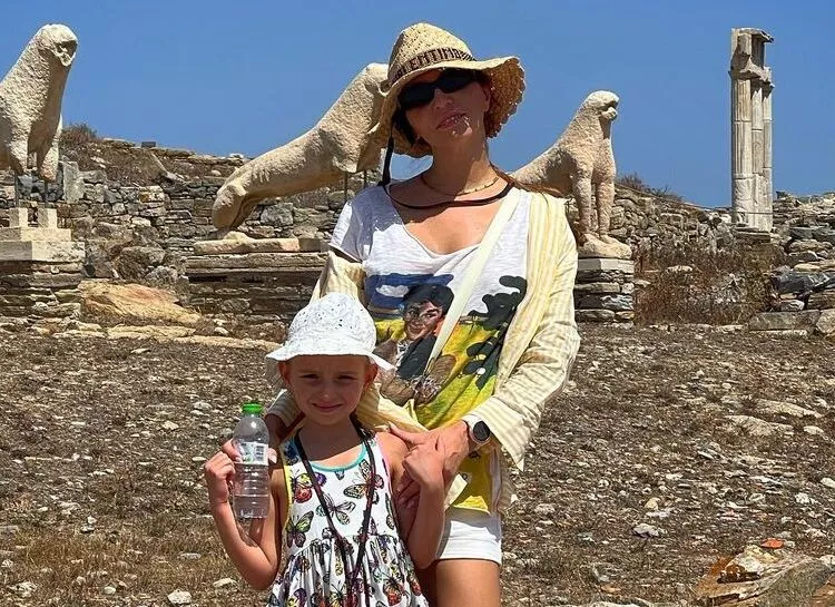 Море и развалины: Татьяна Навка с дочерьми путешествует по Греции