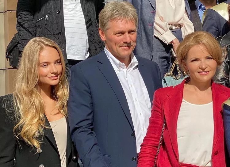 Лиза Пескова о родителях, общении со старшей дочерью Татьяны Навки и жизни в России