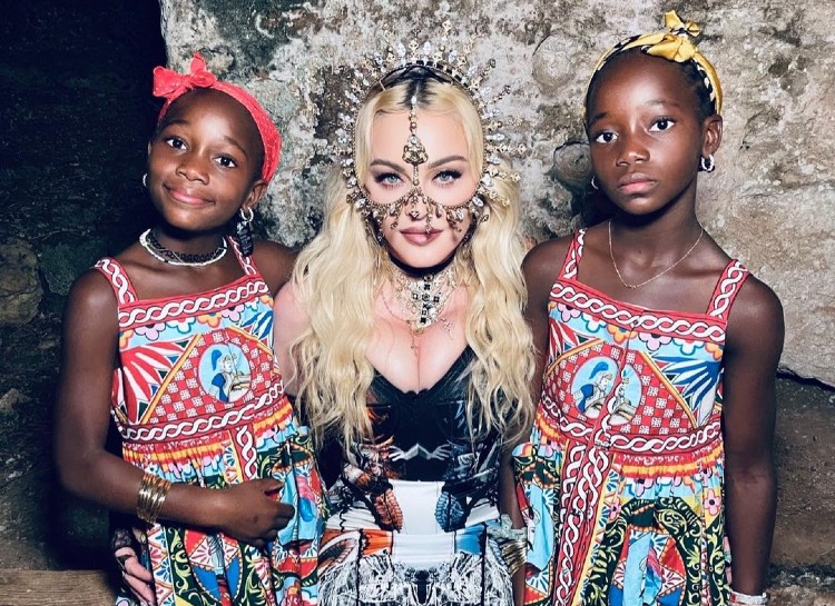 Мадонна опубликовала неизвестные фото приемных дочерей по особенному поводу