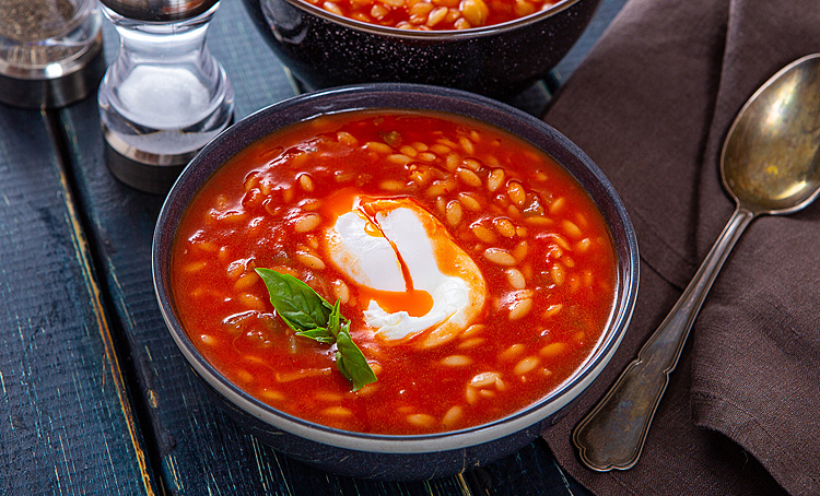 Сытный ужин: римский томатный суп с пастой орзо и яйцом пашот