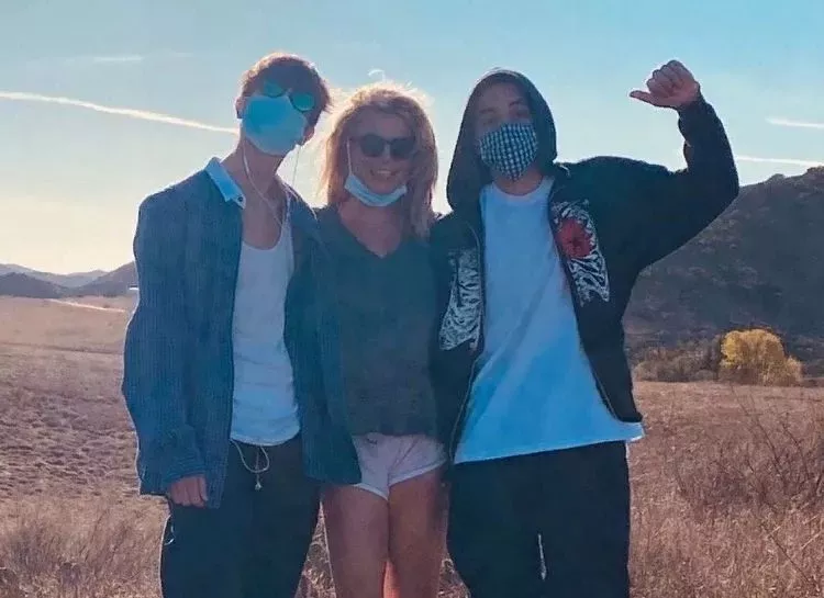 Бритни Спирс опубликовала редкое фото с сыновьями, над которыми почти потеряла опеку