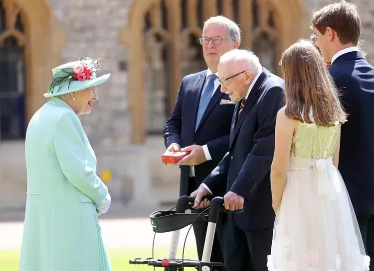 Королева Елизавета II выразила соболезнования в связи со смертью 100-летнего капитана Тома Мура
