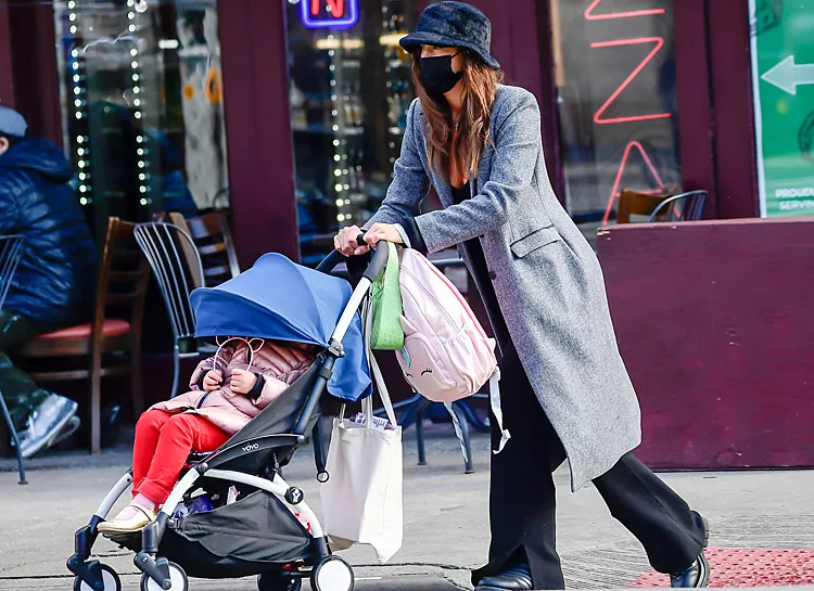 Все тренды в одном образе: Ирина Шейк с дочкой Леей на прогулке в Нью-Йорке