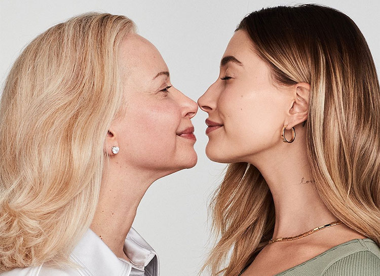 Красота вне времени: Хейли Болдуин вместе с мамой снялась в рекламной кампании бьюти-бренда