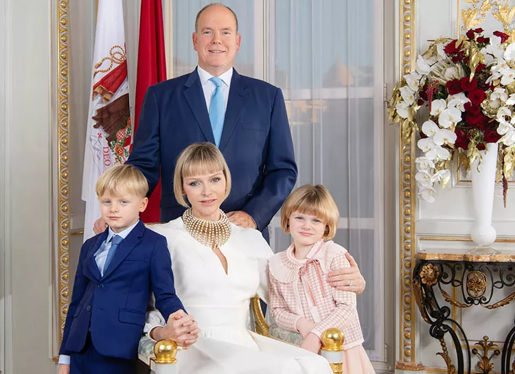 Князь Монако Альбер и княгиня Шарлен выпустили новый семейный портрет по особенному случаю