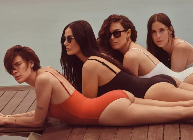Летнее настроение: Деми Мур с дочерьми снялись в рекламе купальников