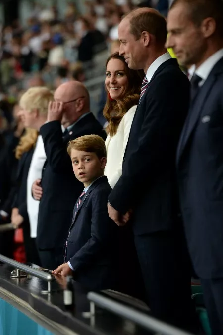 старший сын принца Уильяма и Кейт Миддлтон играл в полосатой бело-голубой футболке и синих шортах
